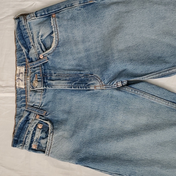 We the free woman's distressed light wash jeans size 25 - Picture 5 of 14